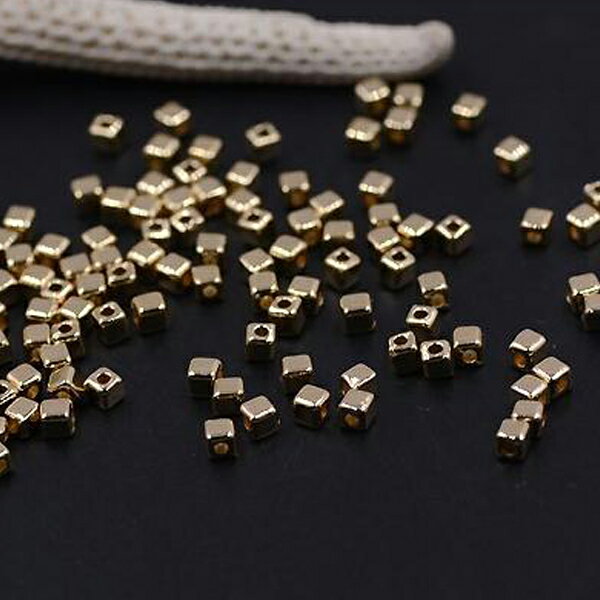 即日発送！CCBビーズ メタル調ビーズ 軽量ビーズ キューブ型 通し穴あり 3×3mm ゴールド（2g）