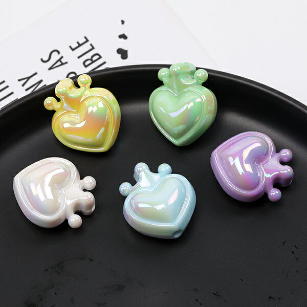 即日発送！アクリルビーズ ミックスカラー 王冠モチーフ ハート型 通し穴あり 21×24mm（6ヶ）