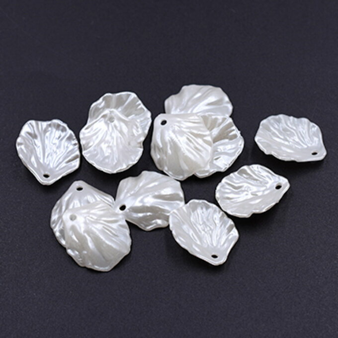 即日発送！アクリルパーツ 花びら 17×19mm ホワイト【50ヶ】