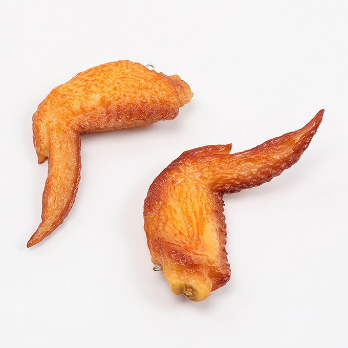 即日発送！食品サンプル 食品サンプルキーホルダーチャーム ミニチュアフード 手羽先チャーム プラスチック製 カン付き 5×11cm（1ヶ）