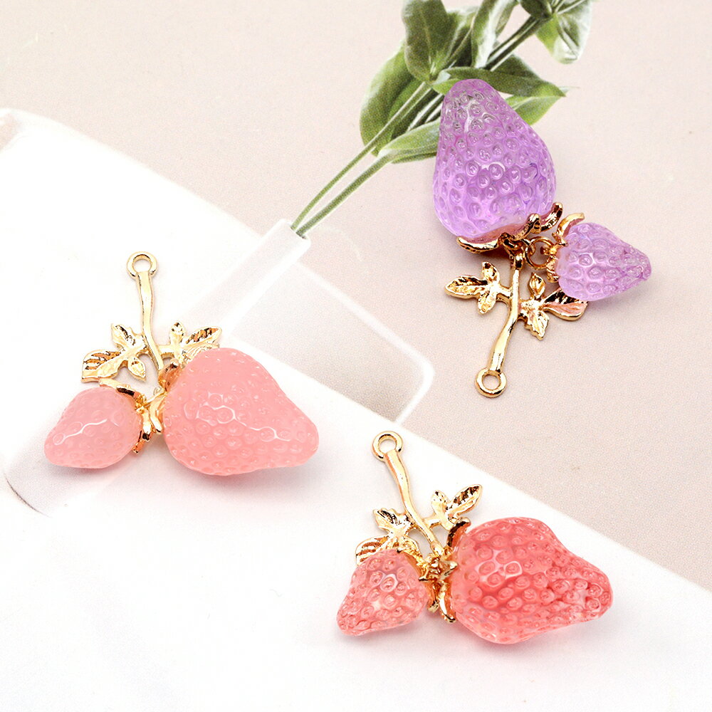 即日発送！いちごチャーム イチゴ ストロベリー クリア いちご 苺 チャーム フルーツ 約15×35mm（1ヶ）