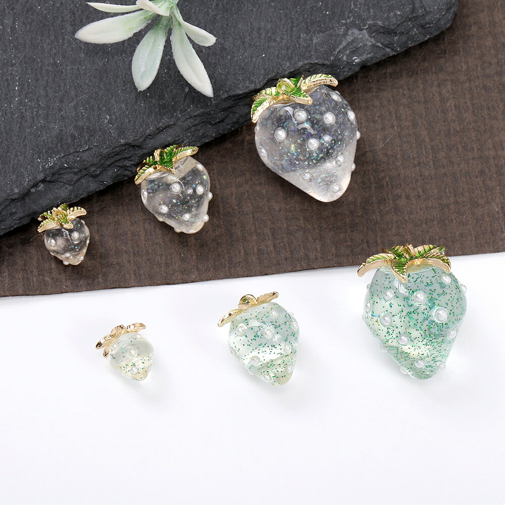 即日発送！立体いちごチャーム 樹脂製イチゴチャーム 苺チャーム つぶつぶパールビーズ装飾 カン付き 12×16mm（2ヶ）
