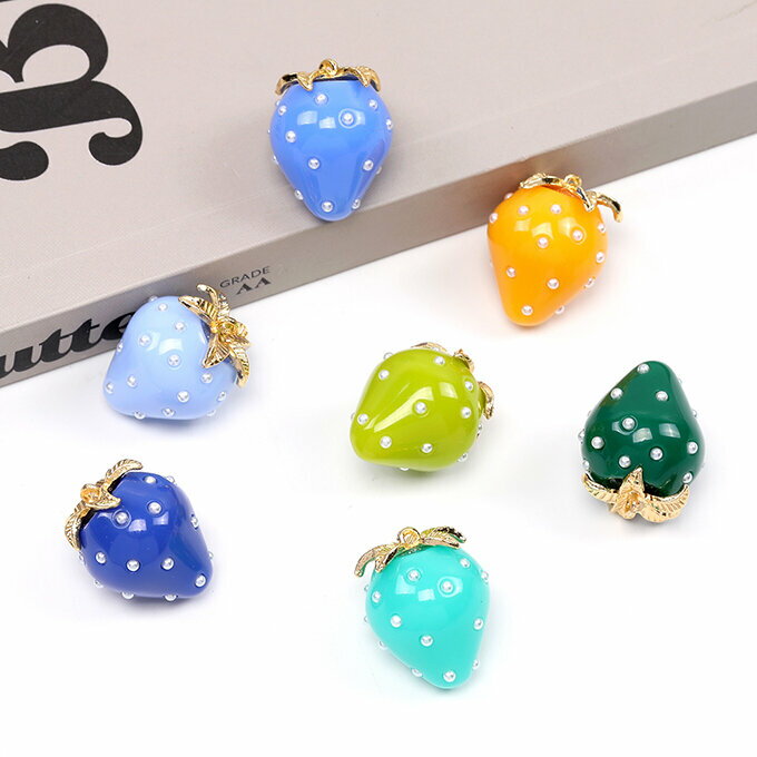 即日発送！いちごチャーム 樹脂製イチゴチャーム かわいいフルーツチャーム 苺チャーム パール付き ゴールド 18×23mm（2ヶ）