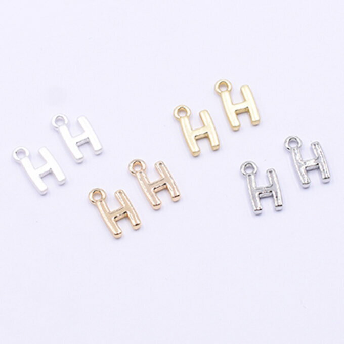 即日発送！チャームパーツ ミニチャーム アルファベットH 1カン 7×13mm【20ヶ】