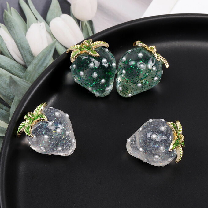 即日発送！いちごチャーム 樹脂製イチゴチャーム かわいいフルーツチャーム 苺チャーム パール付き 18×22mm（2ヶ）