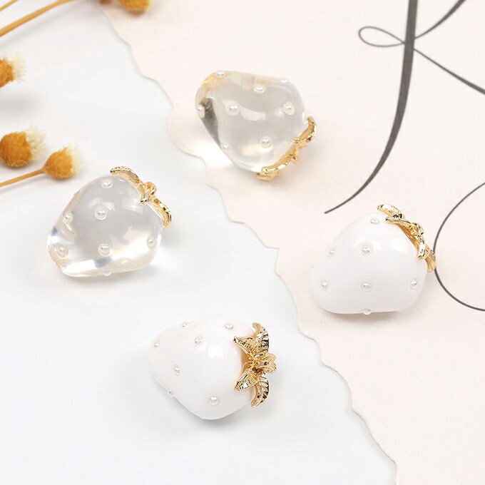 即日発送！いちごチャーム 樹脂製イチゴチャーム かわいいフルーツチャーム 苺チャーム パール付き 14×18mm（2ヶ）