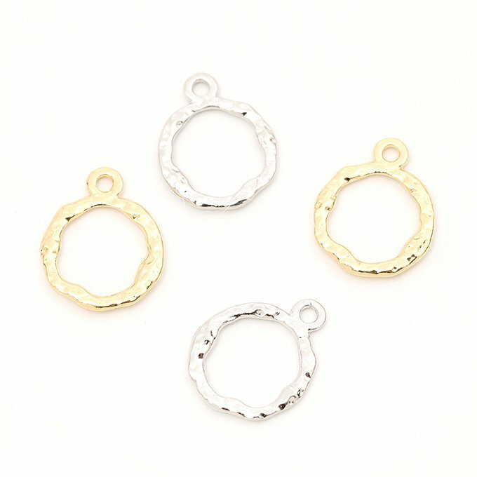 仕　様 サイズ約13×17mm材　質合金製重さ約3.6g/袋 入　数 6ヶ 注意事項 商品の一部には、生産過程上において、歪み・メッキムラ・色ムラ・サビ・多少の柄ずれなどある場合があります。ご返品とご交換は出来かねますので、予めご了承の上ご購入ください。ご理解・ご協力をお願い申し上げます。
