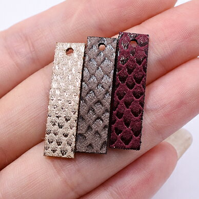 即日発送！PUタグパーツ 長方形 1穴 8×30mm ヘビ柄2【30ヶ】