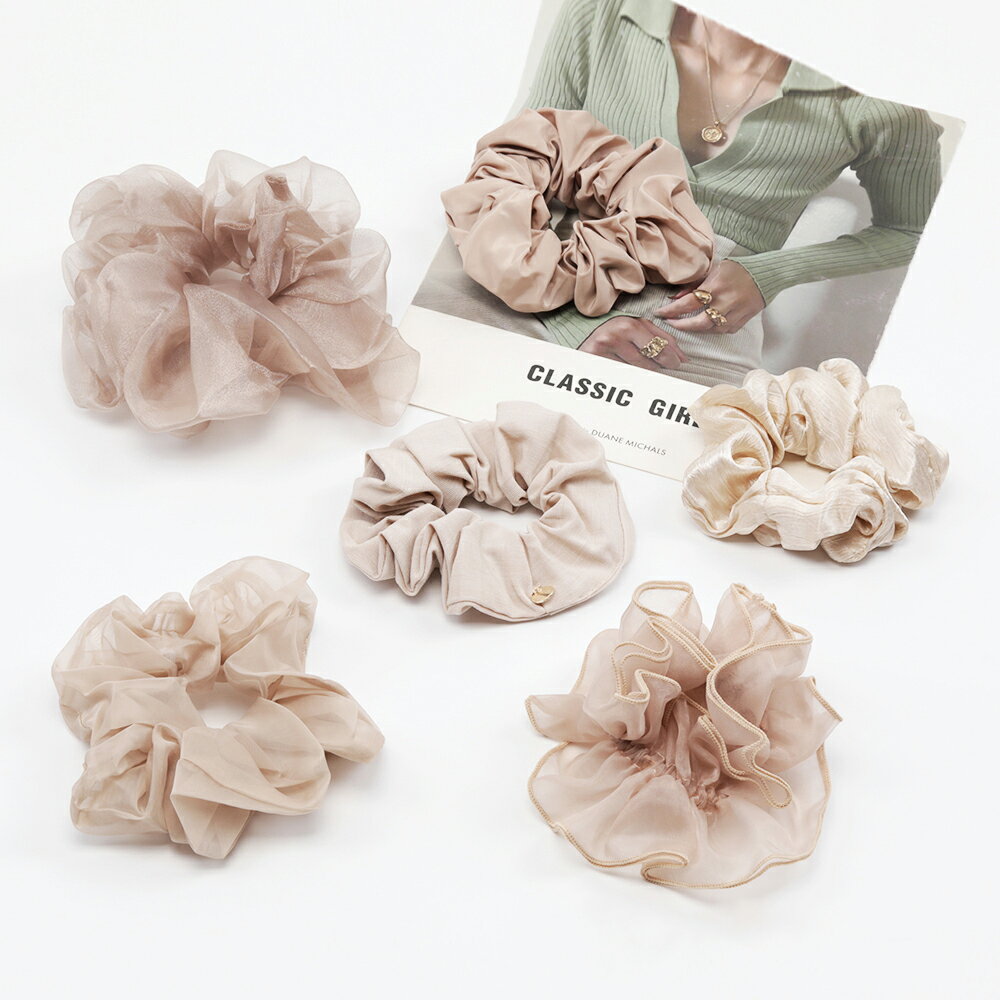 即日発送！シュシュ ベージュ系 使いやすいデザイン 通勤 通学 おでかけ ヘアアレンジ ヘアゴム 髪飾り 髪アップ（1個）