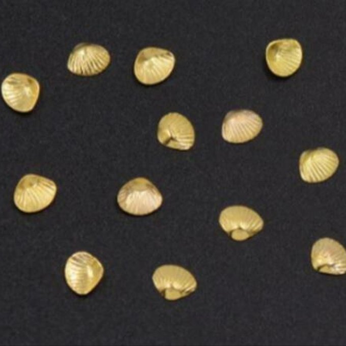 仕　様 サイズ約4×5mm材　質銅製 入　数 約480～500ヶ 注意事項 商品の一部には、生産過程上において、歪み・メッキムラ・色ムラ・サビ・多少の柄ずれなどある場合があります。ご返品とご交換は出来かねますので、予めご了承の上ご購入ください。ご理解・ご協力をお願い申し上げます。