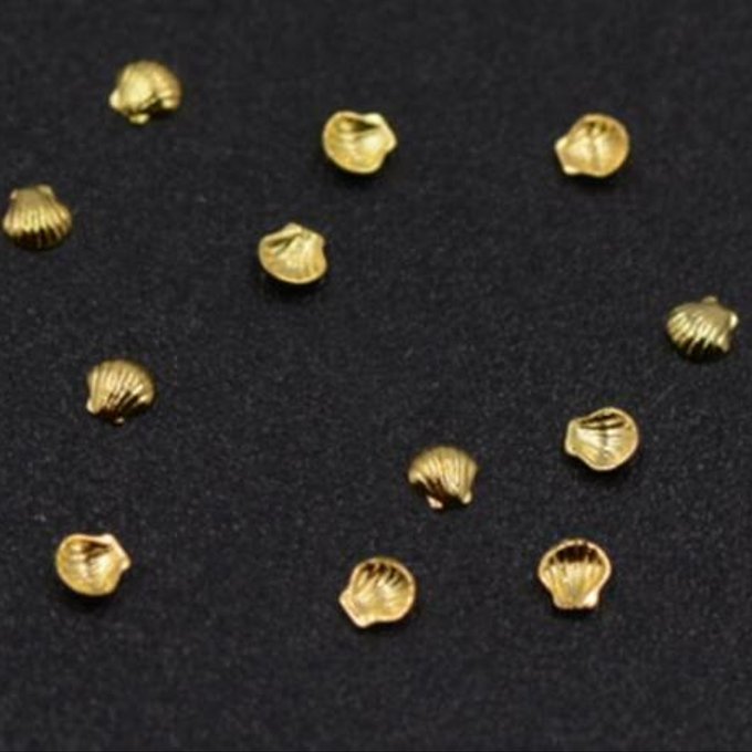 仕　様 サイズ約2×2mm材　質銅製 入　数 約480～500ヶ 注意事項 商品の一部には、生産過程上において、歪み・メッキムラ・色ムラ・サビ・多少の柄ずれなどある場合があります。ご返品とご交換は出来かねますので、予めご了承の上ご購入ください。ご理解・ご協力をお願い申し上げます。