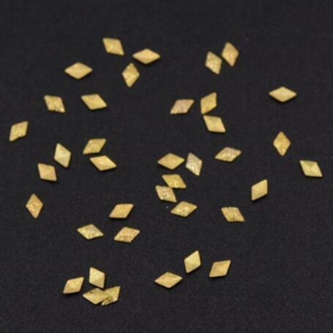即日発送！ネイルパーツ メタルパーツ スクラブ 菱形 2.5×4mm ゴールド【約480～500ヶ】