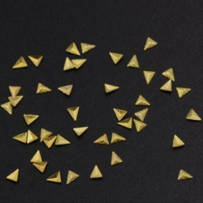 即日発送！ネイルパーツ メタルパーツ スクラブ 三角 3×3.5mm ゴールド【約480～500ヶ】