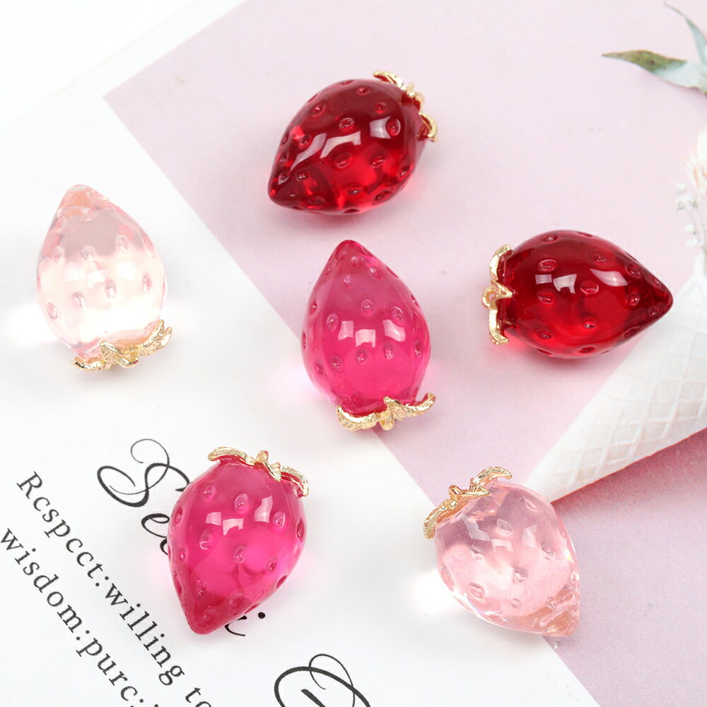 即日発送！いちごチャーム クリア苺チャーム イチゴ ストロベリー いちごパーツ フルーツチャーム 1カン 約14×22mm（4ヶ）