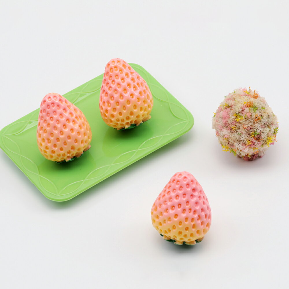 即日発送！ミニチュア いちご イチゴ 苺 フルーツ 果物 食品サンプル 樹脂パーツ 約2×2.6cm（2ヶ）
