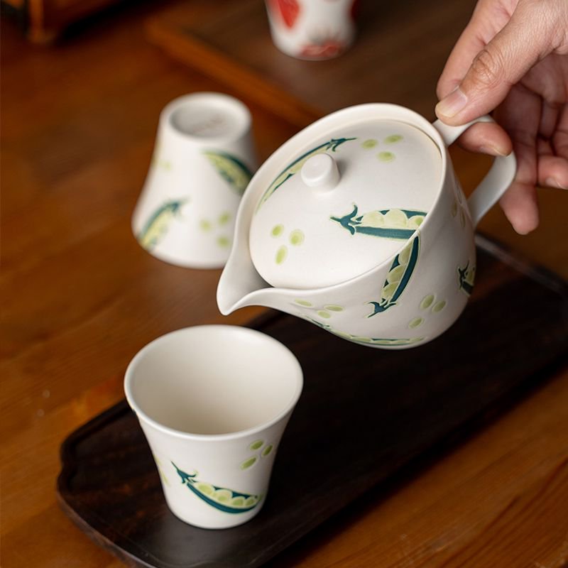 日本製 波佐見焼 菊祥陶器 フレッシュアート ビーン 茶器セット 日本製 波佐見焼 磁器 ポット 仙茶 茶器セット 木箱 マット おしゃれ かわいい ティータイム ギフト 内祝い プレゼント 引き出物 お正月 結婚祝い 誕生日 贈り物 自宅 飲食店 うつわ 器 〇サイズ　【ポット】　縦 10cm ・ 横 14.3cm (注ぎ口から取手まで)　高さ 10m (蓋のポッチまで)・ 容量 約 250cc　【湯呑】　　口径 7.8cm ・ 高さ 7cm ・ 底径 4.5cm　　容量 約 130cc〇産地　長崎県 波佐見市レンジ：〇食洗機：〇つや消しのアイボリーに緑のビーンが目を引くポット 1個と湯呑 2個のセット。ポットは小振りで扱いやすく、湯呑も小さめですので女性やお子様の手にもちょうどいい大きさです。ポットには茶こしアミが付いておりますので、使用後の茶葉の片付けが簡単です。くつろぎのティータイムが ちょっと華やかになりそうなポットと湯呑のセットです。贈り物にも いかがですか！※画像にあります ビーン絵の茶器 以外の商品は別売りです。■商品の撮影には最大限の注意を払っておりますが、閲覧時のモニター環境によりましては実際の商品と若干違うお色味に映ることもございます。■それぞれが職人さんによる手描きのうつわですので、商品によっては絵付けの雰囲気や柄の様子などがイメージと異なる場合がございます。味わい、表情として受け取っていただくと幸いです。■こちらの商品は他のルートでも販売しております関係上、ご購入のタイミングによっては品切れが発生する場合もございます。大変恐れ入りますが、その場合はメールにてご連絡させて頂きます。 5