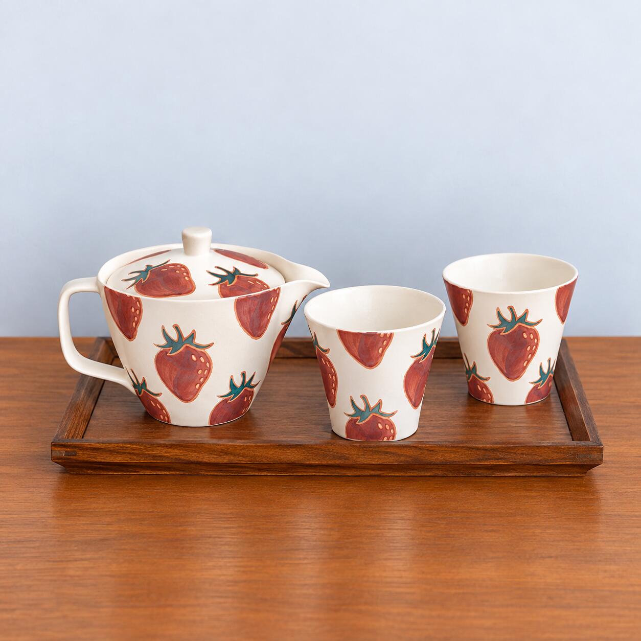 日本製 波佐見焼 菊祥陶器 フレッシュアート 苺 茶器セット 日本製 波佐見焼 磁器 ポット 仙茶 茶器セット 木箱 マット おしゃれ かわいい ティータイム ギフト 内祝い プレゼント 引き出物 お正月 結婚祝い 誕生日 贈り物 自宅 飲食店 うつわ 器 〇サイズ　【ポット】　縦 10cm ・ 横 14.3cm (注ぎ口から取手まで)　高さ 10m (蓋のポッチまで)・ 容量 約 250cc　【湯呑】　　口径 7.8cm ・ 高さ 7cm ・ 底径 4.5cm　　容量 約 130cc〇産地　長崎県 波佐見市レンジ：〇食洗機：〇つや消しのアイボリーに赤い苺が目を引くポット 1個と湯呑 2個のセット。ポットは小振りで扱いやすく、湯呑も小さめですので女性やお子様の手にもちょうどいい大きさです。ポットには茶こしアミが付いておりますので、使用後の茶葉の片付けが簡単です。くつろぎのティータイムが ちょっと華やかになりそうなポットと湯呑のセットです。贈り物にも いかがですか！※画像にあります 苺絵の茶器 以外の商品は別売りです。■商品の撮影には最大限の注意を払っておりますが、閲覧時のモニター環境によりましては実際の商品と若干違うお色味に映ることもございます。■それぞれが職人さんによる手描きのうつわですので、商品によっては絵付けの雰囲気や柄の様子などがイメージと異なる場合がございます。 味わい、表情として受け取っていただくと幸いです。■こちらの商品は他のルートでも販売しております関係上、ご購入のタイミングによっては品切れが発生する場合もございます。大変恐れ入りますが、その場合はメールにてご連絡させて頂きます。 5