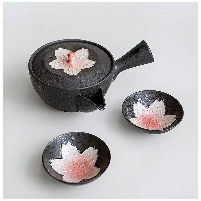 日本製 波佐見焼 一珍ラスター桜茶器セット 急須 仙茶 木箱 波佐見焼 磁器 急須 仙茶 ゆのみ キラキラ 手書き 桜 花見 節句 ひな祭り 春 お茶 お菓子 来客 おしゃれ 和食器 ギフト 引き出物 内祝い プレゼント 木箱付 〇サイズ　【急須】　　径 11.5cm ・ 注ぎ口まで14.5cm 　取っ手の先まで 17cm 高さ 7.5cm (蓋のポッチまで)　 容量 約 250cc　【煎茶碗】　径 7.6cm ・ 高さ 2.6cm ・ 容量 約40cc〇産地　長崎県 波佐見町レンジ：〇食洗機：〇　※手洗い推薦パールのようにキラキラと輝く桜がきれいな茶器セット。煎茶碗は盃サイズですが、じっくりとお茶を楽しむには良いサイズだと思います。急須の中には「茶こしアミ」が付いていますので、ご使用後に茶殻を捨てるのに便利です。■商品の撮影には最大限注意を払っておりますが、閲覧時のモニター環境によりましては実際の商品と若干違うお色味に映ることもございます。■それぞれが職人さんによる手描きのうつわですので、商品によっては絵付けの雰囲気や柄の様子などがイメージと異なる場合がございます。 味わい、表情として受け取っていただくと大変嬉しいです。■こちらの商品は他のルートでも販売しております関係上、ご購入のタイミングによっては品切れが発生する場合もございます。大変恐れ入りますが、その場合はメールにてご連絡させて頂きます。 5