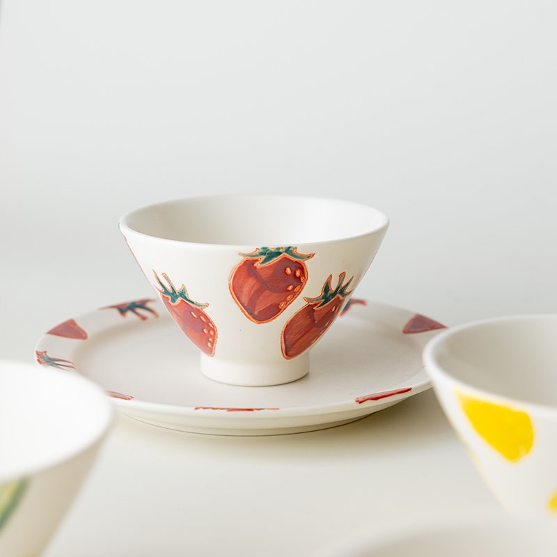 日本製 波佐見焼 菊祥陶器 フレッシュアート 反茶付 苺 日本製 波佐見焼 磁器 茶碗 飯碗 反茶付 ごはん おしゃれ カフェ お正月 和食器 ギフト 内祝い 引き出物 プレゼント 誕生日 贈り物 食器 自宅 飲食店 うつわ 器 可愛い 〇サイズ　　口径 11.5cm ・ 底径 4.7cm ・ 高さ 6.8cm 　　容量 約250cc 〇産地　長崎県 川棚町 (波佐見焼)レンジ：〇食洗機：〇 つや消しのアイボリーに赤い苺が目を引くご飯茶碗。一般的なご飯茶碗より小振りですので、お子様やご年配の方にもピッタリのサイズです。また、汁椀や小鉢としても お使い頂けます。※画像にあります 苺絵の反茶付 以外の　商品は別売りです。■商品の撮影には最大限の注意を払っておりますが、閲覧時のモニター環境によりましては実際の商品と若干違うお色味に映ることもございます。■それぞれが職人さんによる手描きのうつわですので、商品によっては絵付けの雰囲気や柄の様子などがイメージと異なる場合がございます。味わい、表情として受け取っていただけましたら幸いです。■こちらの商品は他のルートでも販売しております関係上、ご購入のタイミングによっては品切れが発生する場合もございます。大変恐れ入りますが、その場合はメールにてご連絡させて頂きます。 5