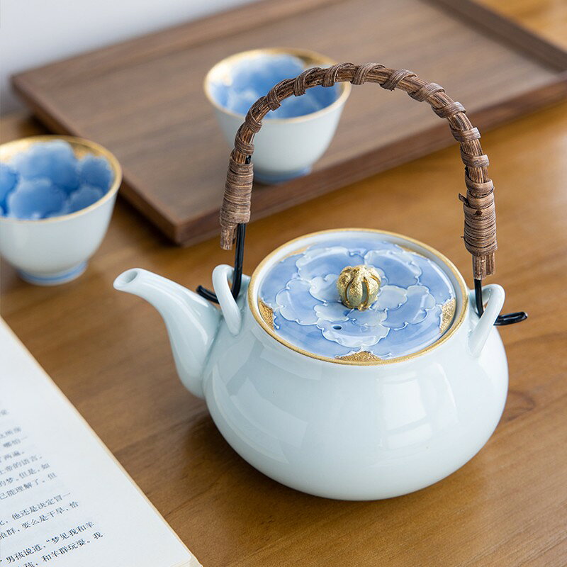 日本製　有田焼　手描き　金彩一珍牡丹　土瓶　仙茶　茶器 日本製　有田焼　手描き　金彩一珍牡丹　土瓶　仙茶　茶器 〇サイズ　　【土瓶】　 　縦 (同径) 12cm 　 横 (注ぎ口の先まで) 17cm 　 高さ － 蓋のポッチの上まで 　9cm　　　　 ツルの上まで　17cm　 蓋径 8cm ・ 容量 約 500cc　【煎茶碗】　 口径 7.8cm ・ 底径 3.6cm ・ 高さ 5.3cm 　容量 約 100cc〇産地　佐賀県 有田町レンジ：土瓶・煎茶碗 共に 不可食洗機：〇 (手洗い推薦)釉薬を盛って絵柄を立体的に見せる 一珍 (いっちん) 技法で描かれた牡丹がきれいな土瓶と煎茶碗。くつろぎのティータイムを、ちょっと優雅な時間にかえてくれそうな土瓶と煎茶碗です。■商品の撮影には最大限注意を払っておりますが、閲覧時のモニター環境によりましては実際の商品と若干違うお色味に映ることもございます。■それぞれが職人さんによる手描きのうつわですので、商品によっては絵付けの雰囲気や柄の様子などがイメージと異なる場合がございます。 味わい、表情として受け取っていただくと大変嬉しいです。■こちらの商品は他のルートでも販売しております関係上、ご購入のタイミングによっては品切れが発生する場合もございます。大変恐れ入りますが、その場合はメールにてご連絡させて頂きます。 5