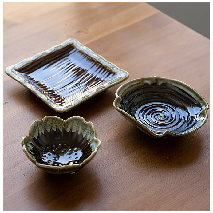 日本製　有田焼　飴釉　ワラジロナブリ　木甲向付　桜型小丼　正角皿　6寸皿　小鉢 日本製　有田焼　飴釉　ワラジロナブリ　木甲向付　桜型小丼　正角皿　6寸皿　小鉢 〇サイズ　　木甲向付 － 横 17cm ・ 縦 14cm ・ 高さ 4cm 　桜型小丼 － 径 12.5cm ・ 高さ 5.3cm 　正 角 皿　－ 径 16.5cm ・ 高さ 3cm 〇産地　佐賀県 有田町レンジ：〇食洗機：〇アメ色に薄緑の縁取りでアクセントをつけた器。深みのある色合いが、料理に温かみを出してくれそうな器です。向付 (鉢)・小鉢・四角い皿、用途に合わせてお選びください。同じ色合いの器で揃えるのも良いですね！■商品の撮影には最大限注意を払っておりますが、閲覧時のモニター環境によりましては実際の商品と若干違うお色味に映ることもございます。■それぞれが職人さんによる手描きのうつわですので、商品によっては絵付けの雰囲気や柄の様子などがイメージと異なる場合がございます。 味わい、表情として受け取っていただくと大変嬉しいです。■こちらの商品は他のルートでも販売しております関係上、ご購入のタイミングによっては品切れが発生する場合もございます。大変恐れ入りますが、その場合はメールにてご連絡させて頂きます。 5