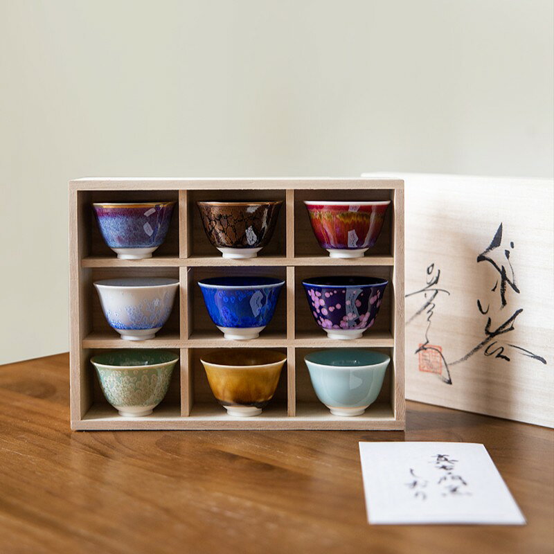 日本製　有田焼　真右ェ門　ミニぐい吞九色揃(木箱付) 有田焼 磁器 ぐい呑 盃 酒器セット お酒 冷酒 晩酌 おしゃれ 和食器 ギフト 引き出物 内祝い プレゼント 〇サイズ　9種類 ほぼ同サイズ　口径 5.8cm ・ 底径 2.3cm ・ 高さ 3.7cm　容量 約50cc〇産地　佐賀県 有田町材質：磁器レンジ：可・・・金なし　　　不可 ・・・口の部分に金つき のみ食洗機：〇有田焼の作家 「馬場 真右ェ門」作の、9種類のぐい吞みセット。色のお好みで家族で分けたり、家吞みするときに好きなぐい吞みを選んだり、また 器として 珍味や酒の肴を ちょっとづつ盛って出したりと、ぐい吞みだけにとどまらず アイデアひとつで色んな使い方が出来る ぐい吞みのセットです。【ご購入前に必ずお読みください】このぐい吞みは、釉薬の溶け方 (流れ方) や色の濃淡・結晶の出方などが1個1個全て異なります。画像は あくまで商品サンプルですので 「画像の商品と色合いなどが違う」という理由での 交換・返品は受けておりません。ご購入頂けます際には、あらかじめ 交換・返品 不可をご了承頂きました上でのご購入をお願い致します。■商品の撮影には最大限注意を払っておりますが、閲覧時のモニター環境によりましては実際の商品と若干違うお色味に映ることもございます。■それぞれが職人さんによる手描きのうつわですので、商品によっては絵付けの雰囲気や柄の様子などがイメージと異なる場合がございます。味わい、表情として受け取っていただくと大変嬉しいです。■こちらの商品は他のルートでも販売しております関係上、ご購入のタイミングによっては品切れが発生する場合もございます。大変恐れ入りますが、その場合はメールにてご連絡させて頂きます。 5