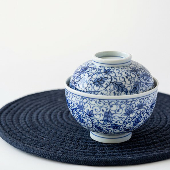 日本製 有田焼 伯父山窯 染付花唐草まり型蓋物大 日本製 有田焼 磁器 丸型 青 花唐草 手書き 茶碗蒸し 蒸し碗 蓋物 お正月茶碗蒸し おしゃれ 内祝い 和食器 ギフト 引き出物 プレゼント ギフト 〇サイズ 　口径 11.4cm ・ 底径 5.1cm 　 高さ 10.5cm (蓋の取っ手まで)　 容量 約250cc 〇産地　佐賀県　有田町レンジ：〇食洗機：〇 落ち着いた色合いの唐草模様がきれいな蓋付きの鉢。蓋付きの器は、料理が冷めにくい効果がありますので、煮物や炊き合わせ、揚げ出し豆腐に具だくさんのスープなど、温かい料理に最適です。また、食す方が蓋を開ける楽しみもありますので、普段 あまり作らない凝った料理を盛ってみてはいかがでしょうか！冷蔵庫内での食材の乾燥を防ぐ効果もありますので、つくだ煮やお漬物なども保管にもお使いください。※画像にあります 蓋物以外の商品は別売りです。■商品の撮影には最大限の注意を払っておりますが、閲覧時のモニター環境によりましては実際の商品と若干違うお色味に映ることもございます。■それぞれが職人さんによる手描きのうつわですので、商品によっては絵付けの雰囲気や柄の様子などがイメージと異なる場合がございます。味わい、表情として受け取っていただけましたら幸いです。■こちらの商品は他のルートでも販売しております関係上、ご購入のタイミングによっては品切れが発生する場合もございます。大変恐れ入りますが、その場合はメールにてご連絡させて頂きます。 5