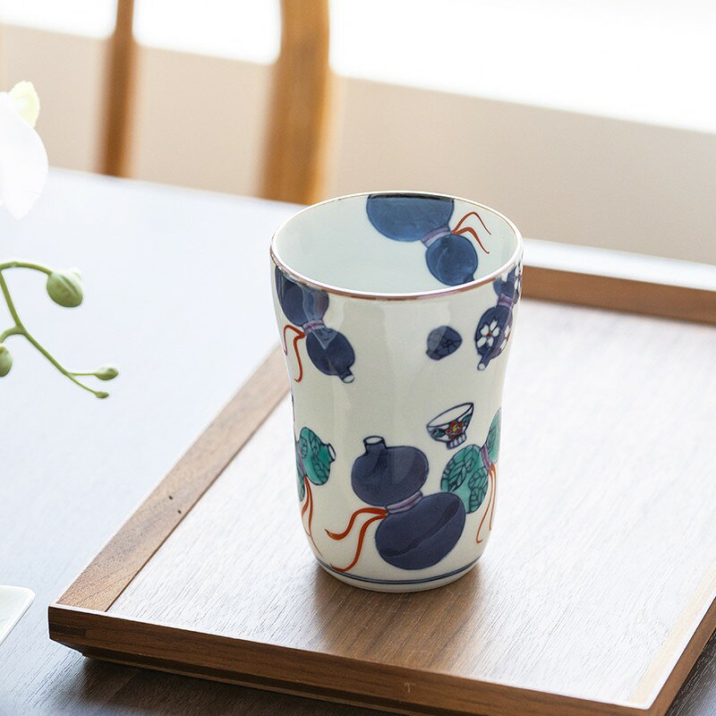 日本製 伊万里焼 有田焼 徳七製陶 瓢尽くし焼酎コップ青 伊万里焼 有田焼 磁器 ひさご 瓢箪 ビアグラス フリーカップ 焼酎コップ ハイカップ コーヒー お茶 おしゃれ 和食器 ギフト 引き出物 内祝い プレゼント 〇サイズ　口径 8cm ・ 高さ 11.3cm ・底径 5cm 　容量 約310cc材質：磁器産地：佐賀県　伊万里市レンジ：〇食洗機：〇表面全体に、徳利に見立てた縁起物の瓢箪と盃を描いた焼酎コップ。真ん中ほどについているクビレは、握りやすく落としにくい工夫です。焼酎はもちろん、アイスコーヒーやジュース・パフェなどのデザートカップとしてなど 幅広く使えるコップです。内側にも瓢箪が描いてあります。■商品の撮影には最大限の注意を払っておりますが、閲覧時のモニター環境によりましては実際の商品と若干違うお色味に映ることもございます。■それぞれが職人さんによる手描きや転写の器ですので、商品によっては絵付けの雰囲気や柄の様子などがイメージと異なる場合がございます。味わい・表情として受け取っていただくと幸いです。■こちらの商品は他のルートでも販売しております関係上、ご購入のタイミングによっては品切れが発生する場合もございます。大変恐れ入りますが、その場合はメールにてご連絡させて頂きます。 5