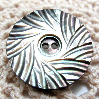 【廃番】【訳あり】厚みのある黒蝶貝に手作業で一つ一つ丁寧にカッティングしたボタン 釦(2JA) CPB-069 25mm