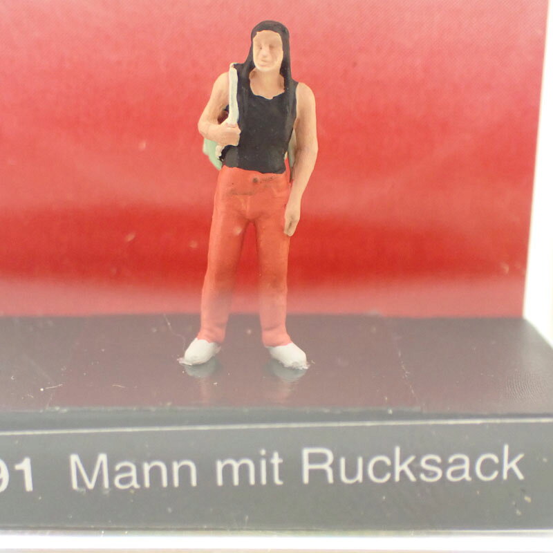 リュックを背負った男性バックパッカー (塗装済み完成品 HO 1/87)【プライザー pre...