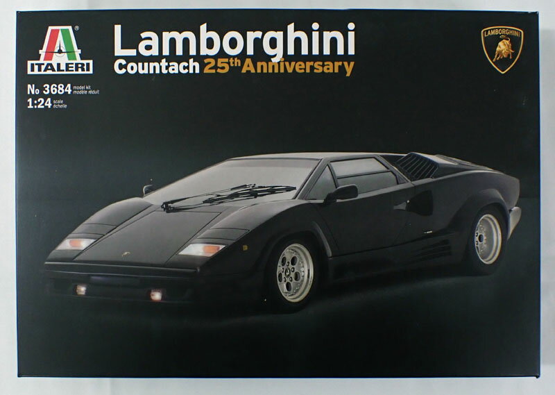 まさにスーパーカーの代名詞ともいえる1台、ランボルギーニ・カウンタックを1/24スケールで再現したプラスチックモデル組み立てキットです。モデルは1/24スケールでランボルギーニ・カウンタックを再現したプラスチックモデル組み立てキットです。中でも1988年にラインアップされたカウンタックの最終モデル、25thアニバーサリーをモデル化しています。それまでのカウンタックとはデザインが異なるショルダー部のエアインテーク、エアアウトレットの形状など、ウエッジシェイプの基本形とともに実感たっぷりに再現しています。仕上がり全長18cm、パーツ点数は145点。加えて、このキットはミッドシップに搭載されたV型12気筒エンジンからトランスミッションまでしっかりと再現したフルディテールモデル。エンジンの補器類に至るまでのメカニカルな再現はもちろん、エンジンを取り囲むスペースフレームなど、作りごたえも十分なキットです。リヤのエンジンフードは完成後も開閉が可能。じっくり手を加えてディテールアップしてみるのも楽しみです。別パーツのオーバーフェンダーやトレッドパターンもリアルな太いタイヤにメッキパーツのホイールが外観を引き締めます。