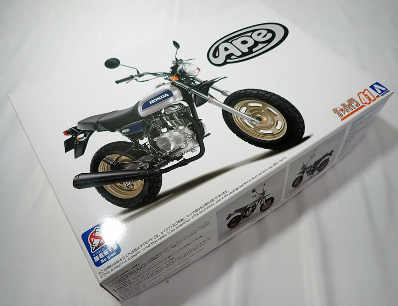 1/12 ホンダ HC07 エイプ100 デラックス '08 アオシマ No.41 ホンダの4ミニバイク「エイプ100」が「ザ・バイク」シリーズに追加される。ダブルシートやタンデムステップなど、Ape 100専用パーツが含まれています。接着剤不要 カラー：「デジタルシルバーメタリック」本田技研工業株式会社の監督下で