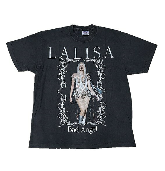 Anyma × LISA Tシャツ Bad Angel 堕天使 コラボ フォトTシャツ アーティストTシャツ 音楽 ミュージック EDM BLACKPINK リサ エニマ テクノ クラブ フェス グラフィック アメカジ ストリート トップス カットソー 半袖 黒