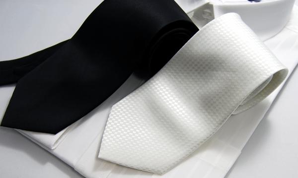 ネクタイ セット 白 黒 地紋入 礼装 冠婚葬祭 フォーマルタイ 2本セット フォーマルネクタイ 黒柄 白柄(おまかせ柄) ネクタイ冠婚葬祭 結婚式 お葬 法事 通夜 ギフト プレゼント 就職祝 誕生日 父の日