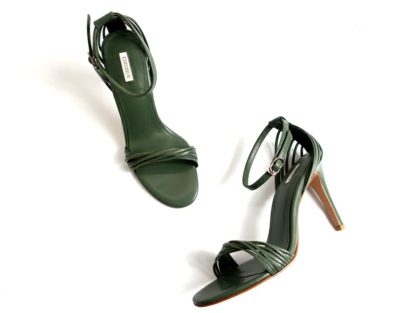 CHEMBUR チェンバー C91267-01 日本製 ピンヒール アンクルストラップ サンダル ミュール グリーン 37 ▲030▼90531t09CHEMBUR チェンバー C91267-01 日本製 ピンヒール アンクルストラップ サンダル ミュール グリーン 37 ▲030▼90531t09 コメント ■CHEMBUR./チェンバー 美しいシルエットと上質な素材使いが際立つシューズブランド。 時代感のある色出しや、微妙なトレンドの変化を捉え、魅力あるアイテムを展開。 主にレディースシューズを取り扱っており、代表的なパンプスはシルエットがとても素敵な事で有名です。 デザインはどれもがまさに「シンプルビューティー」で、どのような服にも合い履く場所を選ばないので、 仕事をしている女性に人気のブランドです。 ■華奢なレザーストラップ使いが遊び心をプラスするシーズンムードたっぷりのサンダル。 足首を華奢に見せるアンクルストラップもうれしいポイント。 カジュアルからキレイめスタイルまで幅広いコーディネートで活躍してくれそう。 生産国 日本 サイズ 37 実　寸 アウトソール全長24.5cm　幅8cm ヒール9cm 　※誤差はご了承くださいませ。 カラー グリーン 素　材 牛革 付属品 箱 参考定価 &yen;0(値札) 商品状態 新品・未使用品 ※レザー特有の擦れや傷が元々ある場合がございます。 ※ソールに僅かな薄汚れがございます。 商品を探す ブランドで探す >> カテゴリーで探す MEN >> カテゴリーで探す WOMEN >> お買い物ガイド 2点以上お買い上げで送料無料（沖縄・離島を除く） 14時までのご注文で当日発送（土日祝・イベント時を除きます） お支払い方法 >> 配送について >> 返品・キャンセルについて >> 注意事項 >>