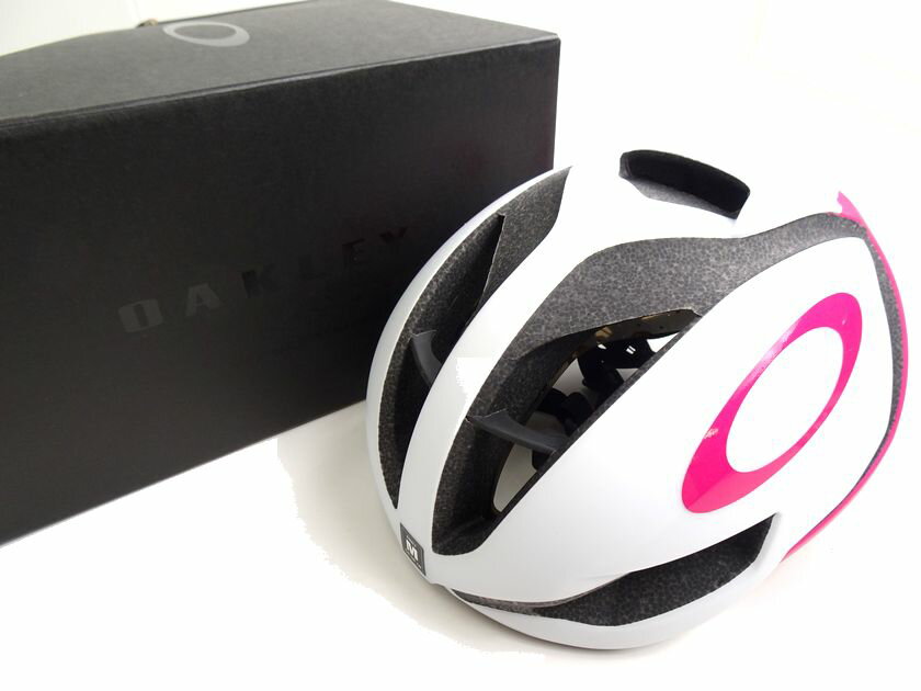 【中古】【新古品・未使用品】OAKLEY オークリー ARO5 MIPS搭載 BOAシステム アイウェアドッグ装備 自転車 ロードバイク ヘルメット FOS900147 定価2.7万 WHITE/RUBINE RED 白ピンク M▲075▼60305s04