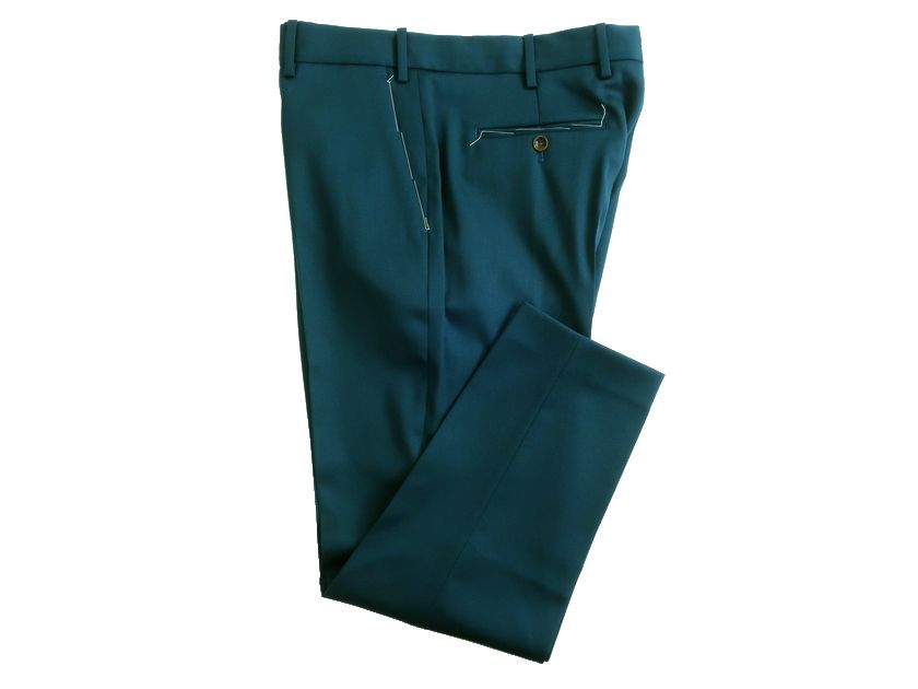 PT TORINO PT01 ピーティートリノ SUPER 100'S REBEL FIT ウール ツイル ノープリーツ スラックスパンツ MR30 定4.2万 ブルーグリーン 50 ▲045▼30131k04PT TORINO PT01 ピーティートリノ SUPER 100'S REBEL FIT ウール ツイル ノープリーツ スラックスパンツ MR30 定4.2万 ブルーグリーン 50 ▲045▼30131k04 コメント ■PT TORINO (PT01) / ピーティートリノ トリノで生地屋を営んできたFASSINO家の四代目である”PIERANGERO”氏が、新たに創設したメンズ専業のパンツメーカーPT01（ピーティーゼロウーノ）。 PT01とはPANTALONI TORINOつまりトリノに拠点（本社）を持つCOVER社から由来し、同時にPANTSのNO.1という意味から命名されました。 2020年からはブランド名をPT TORINOに刷新。 2007年、高級パンツメーカーの生産拠点であるルーマニアの工場を買収し、トップクラスの生産ラインを自社ブランドの生産に充て、各著名ブランドのOEMを手掛けています。 ■ MR30 ノープリーツながら腰廻りとワタリあたりまでは適度なゆとりが感じられる新感覚の"REBEL FIT"。 「PT TORINO(ピーティートリノ)」の特徴であるシャープなヒップラインはそのままに膝から裾まではしっかりテーパードしているので、リラックス感あるシルエットでもスッキリと映ります。 しっかりと確保された股上により、安心感ある腰廻りのフィッティングも特徴です。 また、裾はアンフィニッシュではなくシングルにて仕上げられているので、(穿く方の股下寸法によっては)お直しナシで穿くことができるのも楽です。 ウール100%の生地は、綾目と光沢感が美しく、打ち込みの良いコシが特徴。 目付430グラムとしっかりとしているので落ち感があり綺麗にシルエットが出ます。 《仕様》 ・ジップフライ ・ノータック ・5ポケット ・裏地膝まで ・裾処理済み（シングル、お直し可能） メーカー希望小売価格はメーカー商品タグに基づいて掲載しています 生産国 MADE IN ROMANIA サイズ 50 実　寸 ウエスト93cm 股上28.5cm 股下75(+3)cm もも幅31cm 裾幅17cm 　※誤差はご了承くださいませ。 カラー ブルーグリーン 素　材 表地 毛100％裏地 アセテート60％ レーヨン40％ 付属品 下げ札（シール?がし跡有） 参考定価 &yen;42,900(値札) 商品状態 新品・未使用※素材特有・展示による微細な擦れや小傷、保管・梱包に伴う皺等はご了承ください。 商品を探す ブランドで探す >> カテゴリーで探す MEN >> カテゴリーで探す WOMEN >> お買い物ガイド 2点以上お買い上げで送料無料（沖縄・離島を除く） 14時までの決済確定で当日発送（土日祝・イベント時を除きます） お支払い方法 >> 配送について >> 返品・キャンセルについて >> 注意事項 >>