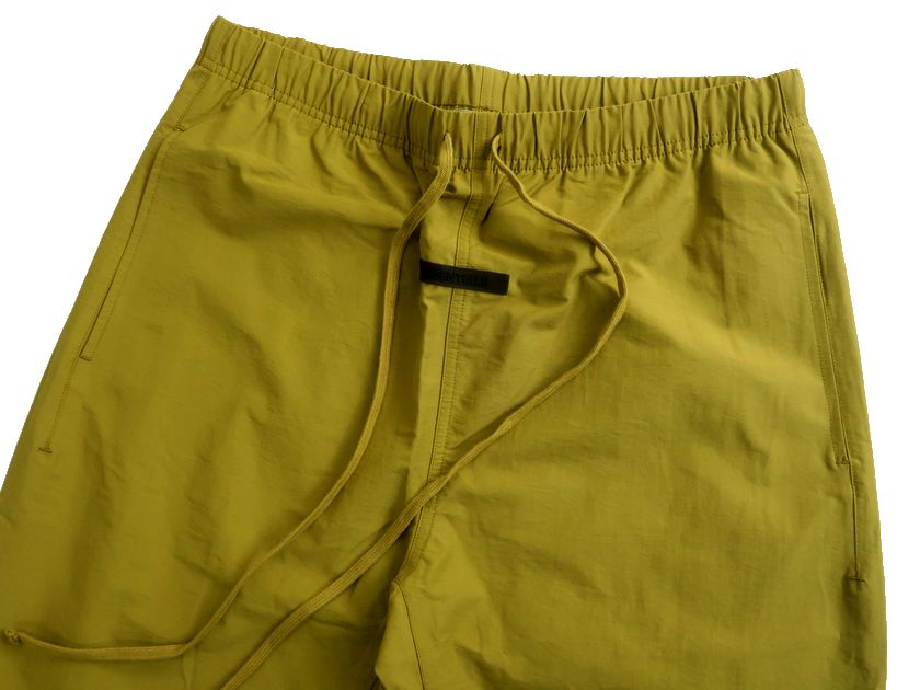 ESSENTIALS FEAR OF GOD エッセンシャルズ フィアオブゴッド NYLON TRACK PANTS コットン ナイロン トラックパンツ 定2.4万 カーキ M ▲036▼30201k09