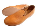 ARCOLLETTA PADRONE アルコレッタ パドローネ 日本製 本革 COW LEATHERR SLIP-ON カウレザー スリッポン レザーシューズ 革靴 AP8185-2218-18A 定価2万 キャメル 40▲050▼31019k01ARCOLLETTA PADRONE アルコレッタ パドローネ 日本製 本革 COW LEATHERR SLIP-ON カウレザー スリッポン レザーシューズ 革靴 AP8185-2218-18A 定価2万 キャメル 40▲050▼31019k01 コメント ■PADRONE PADRONEはイタリア語で雇い主を意味します。 職人の世界では親方(雇い主) の下で技術を学び、長年の経験を積み、はじめて職人と認められます。 古き良き時代の伝統や技術に敬意を払い、現代に継承していきたいという思いが込められています。 ■AP8185-2218-18A 軽快な履き心地で春夏コーデを足元から楽しめる、こだわり素材で足元を包むレザーはタンニン鞣しのキップレザーを使用、多量のオイルを含ませることで革の硬さを取り除き、独特なしっとりとした手触りに仕上げられた国産オイルドレザーです。 履き心地はスニーカーの様な快適さとにかくストレスの無い、履き心地。 計算されたフィッティングが包み込むような履き心地です。スリッポンデザインなので、着用時もスムーズにお使い頂けます。 メーカー希望小売価格はメーカー商品タグに基づいて掲載しています 生産国 日本製 サイズ 40 - 24.5cm 実　寸 アウトソール長さ26.9cm 幅8.3cm 　※誤差はご了承くださいませ。 カラー キャメル 素　材 アッパー部分 レザーソール部分 レザー・ラバー 付属品 箱(多少のダメージ有)・下げ札(シール剝がし跡有) 参考定価 &yen;20,900(値札) 商品状態 新品・未使用※素材特有・展示による微細な擦れや小傷、保管・梱包に伴う皺等はご了承ください。 ※シューキーパーは付属しません。 《発送地》 〒359-1166 埼玉県所沢市糀谷154-2 こちらの商品へのお問い合わせは下記までお願いいたします。 TEL：04-2946-7494 mail：info.m@komori-shoji.co.jp 商品を探す ブランドで探す >> カテゴリーで探す MEN >> カテゴリーで探す WOMEN >> お買い物ガイド 2点以上お買い上げで送料無料（沖縄・離島を除く） 14時までの決済確定で当日発送（土日祝・イベント時を除きます） お支払い方法 >> 配送について >> 返品・キャンセルについて >> 注意事項 >>