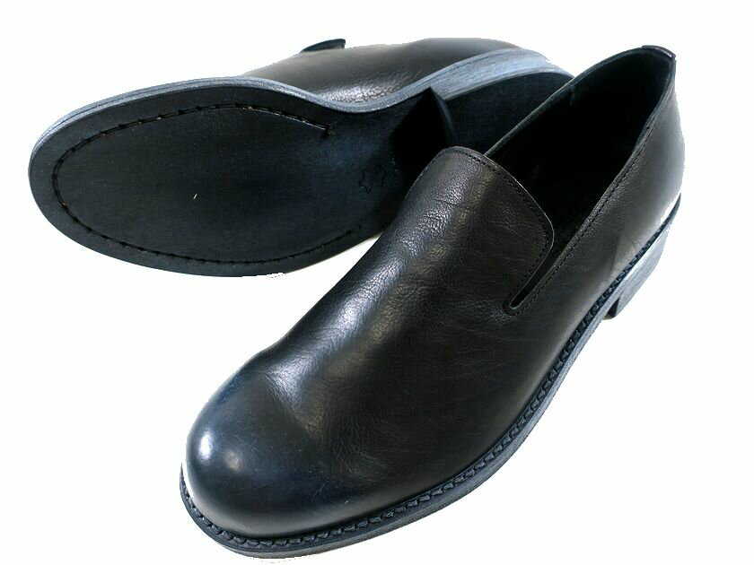 PADRONE パドローネ 日本製 マッケイ製法 本革 SLIP ON SHOES / CIRO チロ 革靴 PU8586-2201-18A 定価3.4万 ブラック 40-1 41-2 ▲050▼30808h11PADRONE パドローネ 日本製 マッケイ製法 本革 SLIP ON SHOES / CIRO チロ 革靴 PU8586-2201-18A 定価3.4万 ブラック 40-1 41-2 ▲050▼30808h11 コメント ■PADRONE PADRONEはイタリア語で雇い主を意味します。 職人の世界では親方(雇い主) の下で技術を学び、長年の経験を積み、はじめて職人と認められます。 古き良き時代の伝統や技術に敬意を払い、現代に継承していきたいという思いが込められています。 ■PU8586-2201-18A 上質なベビーカーフレザーを採用したスリッポンシューズ。 カーフの革クロム鞣しとタンニン鞣しを施しソフトシュリンクタイプの革で柔らかく手触りの良い質感に。 ソールとアッパー部分にWHITE WAX加工を施し、存在感をプラス。 スリッポンなのでもちろん足入れもしやすくスポッと入りやすいのが◎ メーカー希望小売価格はメーカー商品タグに基づいて掲載しています 生産国 日本製 サイズ 40 / 41 実　寸 40：アウトソール 長さ 27.5cm幅10.3cm 41：アウトソール長さ28.5cm 幅10.7cm 　※誤差はご了承くださいませ。 カラー ブラック 素　材 アッパー部分 牛革ソール部分 革 付属品 箱（多少のダメージ有） 参考定価 ￥34.100(値札) 商品状態 新品・未使用※素材特有・展示による微細な擦れや小傷、保管・梱包に伴う皺等はご了承ください ※アッパーに保管や試着の際についたと思われる傷がございます。 《発送地》 〒359-1166 埼玉県所沢市糀谷154-2 こちらの商品へのお問い合わせは下記までお願いいたします。 TEL：04-2946-7494 mail：info.m@komori-shoji.co.jp 商品を探す ブランドで探す >> カテゴリーで探す MEN >> カテゴリーで探す WOMEN >> お買い物ガイド 2点以上お買い上げで送料無料（沖縄・離島を除く） 14時までの決済確定で当日発送（土日祝・イベント時を除きます） お支払い方法 >> 配送について >> 返品・キャンセルについて >> 注意事項 >>