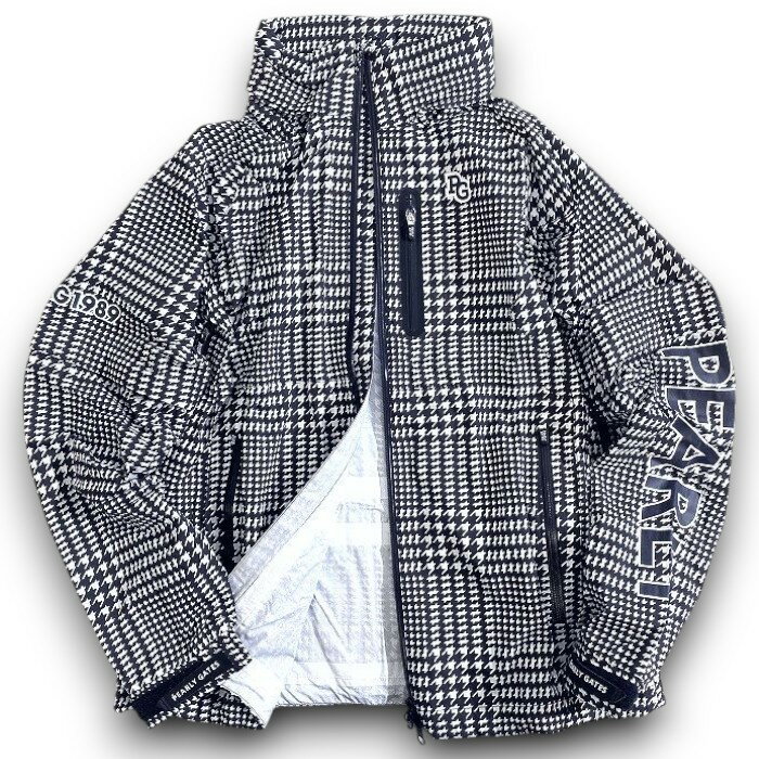 【新古品・未使用品】PEARLY GATES パーリーゲイツ ゴルフ 撥水×防風 Nyドビー 千鳥柄 ストレッチ 2Wayスリーブ ダブルジップ フーディジャケット ブルゾン レインウェア ゴルフウェア レディース 053-2988304 定価4.1万 ブラック ホワイト 0-01 1-02 2-03 ▲046▼51017w07【新古品・未使用品】PEARLY GATES パーリーゲイツ ゴルフ 撥水×防風 Nyドビー 千鳥柄 ストレッチ 2Wayスリーブ ダブルジップ フーディジャケット ブルゾン レインウェア ゴルフウェア レディース 053-2988304 定価4.1万 ブラック ホワイト 0-01 1-02 2-03 ▲046▼51017w07 コメント ■PEARLY GATES 「もっと気軽にもっと楽しくゴルフを」 年齢や性別などの枠組みを超えた、ちょっとオシャレなゴルフウェアを提案。 ■053-2988304 安定の快適さを維持しつつ、環境へのやさしさを考慮して機能とデザインを進化させたレインジャケット。 雨の侵入を防ぎ同時に衣服内のムレを外に逃す、高機能防水性と透湿性に優れたCRAFTEVO AQUAXを付加しています。 気温や湿気の状況に関わらずに快適にプレーが楽しめるようにデザインされた一着です。 メーカー希望小売価格はメーカー商品タグに基づいて掲載しています。 生産国 MADE IN CHINA サイズ 0 / 1 / 2 実　寸 0：着丈61cm 脇下身幅48cm 裄丈43cm（半袖） 裄丈80cm（長袖） 1：着丈62cm 脇下身幅50cm 裄丈43.5cm（半袖） 裄丈81cm（長袖） 2：着丈63cm 脇下身幅593cm 裄丈45cm（半袖） 裄丈82cm（長袖） 　※誤差はご了承くださいませ。 カラー ブラック・ホワイト 素　材 ナイロン100％ メッシュ部分：ポリエステル100％ 付属品 下げ札・保存袋 参考定価 &yen;41,800(値札) 商品状態 新古品・未使用品 ※素材特有・展示による微細な擦れや小傷、保管・梱包に伴う皺等はご了承ください。 商品を探す ブランドで探す >> カテゴリーで探す MEN >> カテゴリーで探す WOMEN >> お買い物ガイド 2点以上お買い上げで送料無料（沖縄・離島を除く） お支払い方法 >> 配送について >> 返品・キャンセルについて >> 注意事項 >>