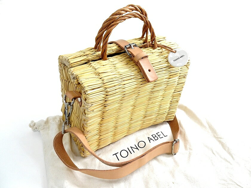 TOINO ABEL トイノアベル MARINA XS with strap 天然草木 アシ×ヤナギ レザー使い カゴバッグ バスケット ショルダーバッグ ハンドバッグ 定2.8万 ▲026▼20613m10TOINO ABEL トイノアベル MARINA XS with strap 天然草木 アシ×ヤナギ レザー使い カゴバッグ バスケット ショルダーバッグ ハンドバッグ 定2.8万 ▲026▼20613m10 コメント ■TOINO ABEL / トイノアベル ポルトガルの若手クリエーターNuno Henriqueによってスタートしたハンドメイドのバスケットを作るブランド。 ポルトガルでは100年以上前から伝統的にハンドメイドのバスケットが作られて、日常の暮らしの中で使われてきましたが、近年では作り手の高齢化によって生産量が徐々に減少してきています。そのような状況の中でNuno はポルトガルの大切な伝統を守りたいという思いからブランドが始まりました。子供の頃から曽祖父の工房でバスケット作りを見てきたNunoには、全工程を手作業で行っているバスケットが、一つの作品として価値の高いものと感じておりこの伝統を絶やさぬように、若い世代やポルトガル国外にもこの素敵なバスケットを広めていきたいという思いで活動しています。 ■MARINA XS with strap 染色した葦を、丁寧にしっかり編み込んだ風合い豊かなバッグ。 ポルトガルの伝統的なバスケットに、レザーのベルトやタグをつけて、レトロな雰囲気がいっぱい。 全行程を工房でハンドメイドで行い、天然素材を使用してひとつひとつ手で編まれたバッグは、唯一無二のアイテムに。 伝統的な編地が他にはない可愛らしさと個性を演出してくれます。 《仕様》 マグネットボタン開閉式 内側：オープンポケット×1 メーカー希望小売価格はメーカー商品タグに基づいて掲載しています 生産国 MADE IN PORTUGAL サイズ XS 実　寸 タテ15.5cm ヨコ21.5cm マチ13.3cm 　※誤差はご了承くださいませ。 カラー ナチュラル 素　材 本体：天然草木（アシ）ハンドル：天然草木（ヤナギ）皮革部分：牛革 付属品 下げ札・保存袋（薄汚れあり）・ショルダーストラップ 参考定価 &yen;28,600(値札) 商品状態 新品・未使用 ※天然素材を使用しているため、一点一点製品の仕上がりが若干異なります。 ※本体・レザー部分に天然素材を使用しているため、素材特有の多少のキズ・汚れ・色ムラ・型崩れ等がある場合ございます。 ※金具部分に多少のスレキズがございます。 ※素材特有・展示による微細な擦れや小傷、保管・梱包に伴う皺等はご了承ください。 《発送地》 〒359-1166 埼玉県所沢市糀谷154-2 こちらの商品へのお問い合わせは下記までお願いいたします。 TEL：04-2946-7494 mail：info.m@komori-shoji.co.jp 商品を探す ブランドで探す >> カテゴリーで探す MEN >> カテゴリーで探す WOMEN >> お買い物ガイド 2点以上お買い上げで送料無料（沖縄・離島を除く） 14時までの決済確定で当日発送（土日祝・イベント時を除きます） お支払い方法 >> 配送について >> 返品・キャンセルについて >> 注意事項 >>