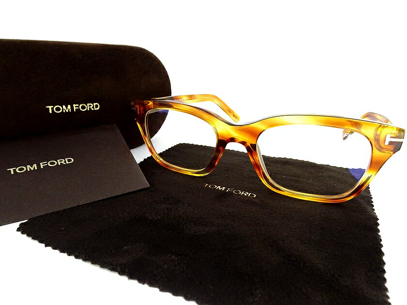 TOM FORD EYEWEAR トム フォード イタリア製 TF5536-B ブルーライトカット ウェリントン メガネ メガネフレーム 伊達メガネ 眼鏡 アイウェア FT5536-B 定5.5万 045▲078▼20727m14TOM FORD EYEWEAR トム フォード イタリア製 TF5536-B ブルーライトカット ウェリントン メガネ メガネフレーム 伊達メガネ 眼鏡 アイウェア FT5536-B 定5.5万 045▲078▼20727m14 コメント ■TOM FORD EYEWEAR / トム フォード アイウェア GUCCIやYVES SAINT LAURENTでクリエイティブ・ディレクターを務めたトム フォード氏が自身の名を冠して、2005年に設立したアメリカのファッションブランド。 「力強く、タフでしかもセクシーであるべき」という言葉のまま魅力的な商品が多く、中でもアイウェアは高い評価を受けています。 ■TF5536-B / FT5536-B 時代を超越したアイウェアスタイルにヒントを得て、それを洗練された新しい形に再定義するメガネフレーム。 クラシックなウェリントンデザインを縁の幅を全体的にやや抑えたことで力強くもスッキリとさせたモダンなスタイルが特徴。 クールでセクシー、スタイリッシュなムードで世界中を魅了する逸品です。 メーカー希望小売価格はメーカーサイトに基づいて掲載しています 生産国 MADE IN ITALY サイズ 53□21 145 実　寸 レンズ幅53mm ブリッジ幅21mm テンプルの長さ145mm 　※誤差はご了承くださいませ。 カラー 045：イエローブラウン系 素　材 プラスチック 付属品 ケース・クリーニングクロス 参考定価 &yen;55,000(参考定価) 商品状態 新品・未使用品 ※柄の入り方に一点一点個体差がございます。 ※テンプルに多少の歪み、レンズに僅かなホコリ・小キズ等の付着がございます。 ※素材特有・展示による微細な擦れや小傷、保管・梱包に伴う皺等はご了承ください。 《発送地》 〒359-1166 埼玉県所沢市糀谷154-2 こちらの商品へのお問い合わせは下記までお願いいたします。 TEL：04-2946-7494 mail：info.m@komori-shoji.co.jp 商品を探す ブランドで探す >> カテゴリーで探す MEN >> カテゴリーで探す WOMEN >> お買い物ガイド 2点以上お買い上げで送料無料（沖縄・離島を除く） 14時までの決済確定で当日発送（土日祝・イベント時を除きます） お支払い方法 >> 配送について >> 返品・キャンセルについて >> 注意事項 >>