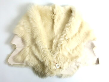 Karl Donoghue カールドノヒュー イギリス製 TOSCANA CONTRAST LAMBSKIN BUTTON SHRUG ラムスキン ファー レザー ムートン マフラー シュラッグ TLBSHW7 定6万 ホワイト O/S ▲055▼91004k03