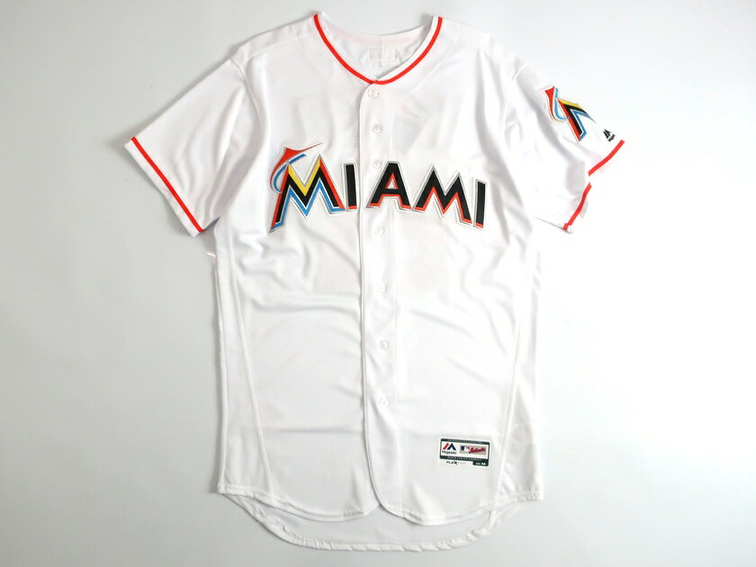 Majestic マジェスティック USA製 MLB メジャーリーグ ベースボール Miami Marlins マイアミマーリンズ Authentic Collection FLEX BASE ICHIRO イチロー選手 51 Home プレイヤー ユニフォーム 野球 定4.1万 ホワイト 40-01 44-02 48-03▲058▼00109k06Majestic マジェスティック USA製 MLB メジャーリーグ ベースボール Miami Marlins マイアミマーリンズ Authentic Collection FLEX BASE ICHIRO イチロー選手 51 Home プレイヤー ユニフォーム 野球 定4.1万 ホワイト 40-01 44-02 48-03▲058▼00109k06 コメント ■Majestic（マジェスティック） マジェスティックは、創設以来3世代に渡り最高位品質のウェアをお客様に提供することを目指し、クラフトマンシップ&オーセンティシティーをモノづくりの根本に置き、現在のマジェスティックのかたちへと成長してきた。 その始まりは1950年代、ペンシルバニア州で縫製工場としてスタート。 1982年からMLBのオンフィールドパートナーとなり、現在はMLB公式ユニフォームのサプライヤーとして、全30球団のユニフォーム左袖口にロゴを配することを許可された唯一のブランドとして今に至る。 それは、MLBの選手同様に厳しい戦いを勝ち抜いて来た証。 ワールドワイドで展開するメーカーになった今でも、最高品質のユニフォームを選手に届けるために、選手着用ユニフォームはペンシルバニアにある工場で生産を続けている。 ■MLB 合計30球団により編成される世界最高峰のプロ野球リーグであるメジャーリーグベースボール。 ■Miami Marlins マイアミ・マーリンズは、メジャーリーグベースボールナショナルリーグ東地区所属のプロ野球チームで、フロリダ州マイアミにあるマーリンズ・パークを本拠地としていてMLBに所属するチームで最南端に位置する。 マイマミマーリンズ・イチロー選手のユニフォームです。 マイマミマーリンズに在籍したイチロー選手が実際に着用していたユニフォームと同じ仕様のメジャーリーグ・ベースボール公式のオーセンティックユニフォーム。 メジャーリーグ選手が試合時にフィールドで着用しているモデルでハードな動きに耐え得るように、吸湿速乾性に優れた機能素材を使用した軽量モデルです。 インテリアやコレクションだけでなく、スポーツミックスやストリート系アイテムとしてもご着用していただける一枚です。 生産国 MADE IN USA サイズ 40 / 44 / 48 実　寸 40:着丈80cm 身幅53cm 肩幅47cm 袖丈22.5cm 44:着丈81cm 身幅57cm 肩幅51cm 袖丈22.5cm 48:着丈82cm 身幅62cm 肩幅53cm 袖丈23cm　※誤差はご了承くださいませ。 カラー ホワイト 素　材 ポリエステル100％ 付属品 ブランドタグ 参考定価 &yen;41,800(参考定価) 商品状態 新品・未使用品 ※素材特有・展示による微細な擦れや小傷、保管・梱包に伴う皺等はご了承ください。 商品を探す ブランドで探す >> カテゴリーで探す MEN >> カテゴリーで探す WOMEN >> お買い物ガイド 2点以上お買い上げで送料無料（沖縄・離島を除く） 14時までのご注文で当日発送（土日祝・イベント時を除きます） お支払い方法 >> 配送について >> 返品・キャンセルについて >> 注意事項 >>