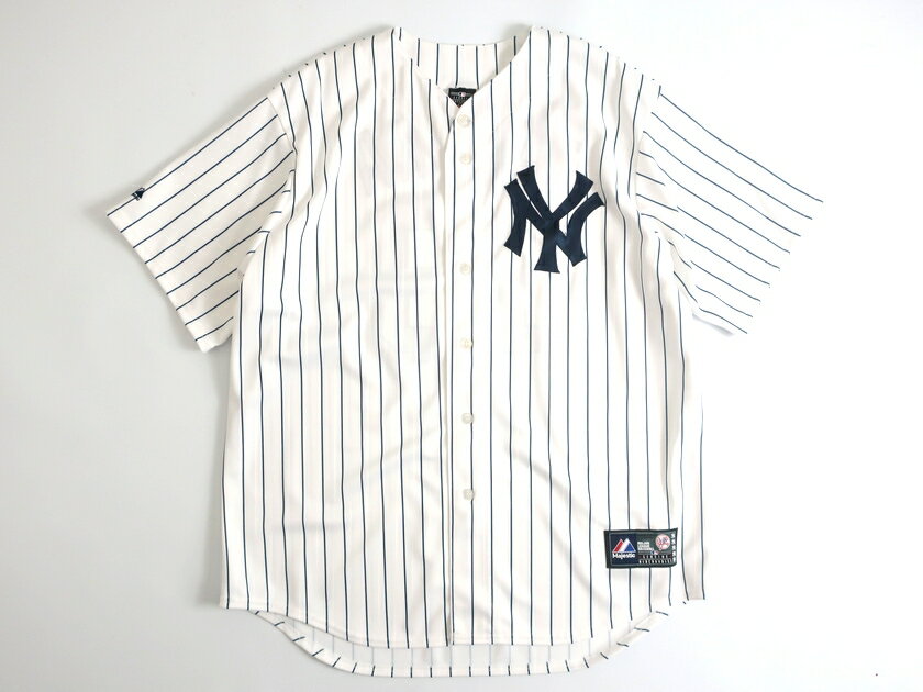 Majestic マジェスティック MLB メジャーリーグ ベースボール NEW YORK YANKEES ニューヨーク ヤンキース TANAKA 田中将大選手 19 HOME プレイヤー レプリカ ユニフォーム 野球 定1.7万 ホワイト S-01 M-02 L-03 XL-04▲025▼00110k01Majestic マジェスティック MLB メジャーリーグ ベースボール NEW YORK YANKEES ニューヨーク ヤンキース TANAKA 田中将大選手 19 HOME プレイヤー レプリカ ユニフォーム 野球 定1.7万 ホワイト S-01 M-02 L-03 XL-04▲025▼00110k01 コメント ■Majestic（マジェスティック） マジェスティックは、創設以来3世代に渡り最高位品質のウェアをお客様に提供することを目指し、クラフトマンシップ&オーセンティシティーをモノづくりの根本に置き、現在のマジェスティックのかたちへと成長してきた。 その始まりは1950年代、ペンシルバニア州で縫製工場としてスタート。 1982年からMLBのオンフィールドパートナーとなり、現在はMLB公式ユニフォームのサプライヤーとして、全30球団のユニフォーム左袖口にロゴを配することを許可された唯一のブランドとして今に至る。 それは、MLBの選手同様に厳しい戦いを勝ち抜いて来た証。 ワールドワイドで展開するメーカーになった今でも、最高品質のユニフォームを選手に届けるために、選手着用ユニフォームはペンシルバニアにある工場で生産を続けている。 ■MLB 合計30球団により編成される世界最高峰のプロ野球リーグであるメジャーリーグベースボール。 ■New York Yankees ニューヨーク・ヤンキースは、メジャーリーグベースボール（以下、MLB）アメリカンリーグ東地区所属のプロ野球チーム。本拠地はニューヨーク州ニューヨーク・ブロンクスにあるヤンキー・スタジアム。 ニューヨークヤンキース・田中将大選手のユニフォームです。 ニューヨークヤンキースに在籍した田中将大選手が着用していたメジャーリーグ・ベースボール公式のレプリカユニフォーム。 本場アメリカで愛され続ける定番アイテムです。インテリアやコレクションだけでなく、スポーツミックスやストリート系アイテムとしてもご着用していただける一枚です。 生産国 ホンジュラス製 サイズ S / M / L / XL 実　寸 S:着丈73.5cm 身幅52.5cm 肩幅46cm 袖丈24cmM:着丈75.5cm 身幅56.5cm 肩幅48.5cm 袖丈24.5cmL:着丈76.5cm 身幅62cm 肩幅53.5cm 袖丈25.5cmXL:着丈77.5cm 身幅67.5cm 肩幅55cm 袖丈26cm　※誤差はご了承くださいませ。 カラー ホワイト 素　材 ポリエステル100％ 付属品 - 参考定価 &yen;17,600(参考定価) 商品状態 新品・未使用品 ※素材特有・展示による微細な擦れや小傷、保管・梱包に伴う皺等はご了承ください。 商品を探す ブランドで探す >> カテゴリーで探す MEN >> カテゴリーで探す WOMEN >> お買い物ガイド 2点以上お買い上げで送料無料（沖縄・離島を除く） 14時までのご注文で当日発送（土日祝・イベント時を除きます） お支払い方法 >> 配送について >> 返品・キャンセルについて >> 注意事項 >>