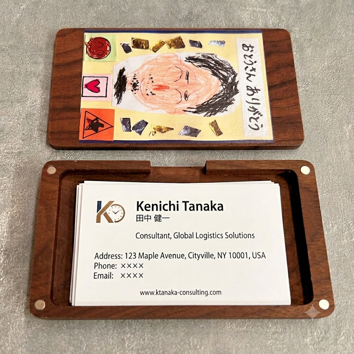 商品情報サイズサイズ（外寸）：幅 68mm 奥行き 114mm 厚さ 18mmサイズ（内寸）：約59mm×99mm重さ：約60g収納枚数　最大30枚材質ブラックウォールナット商品説明名刺ボックス
