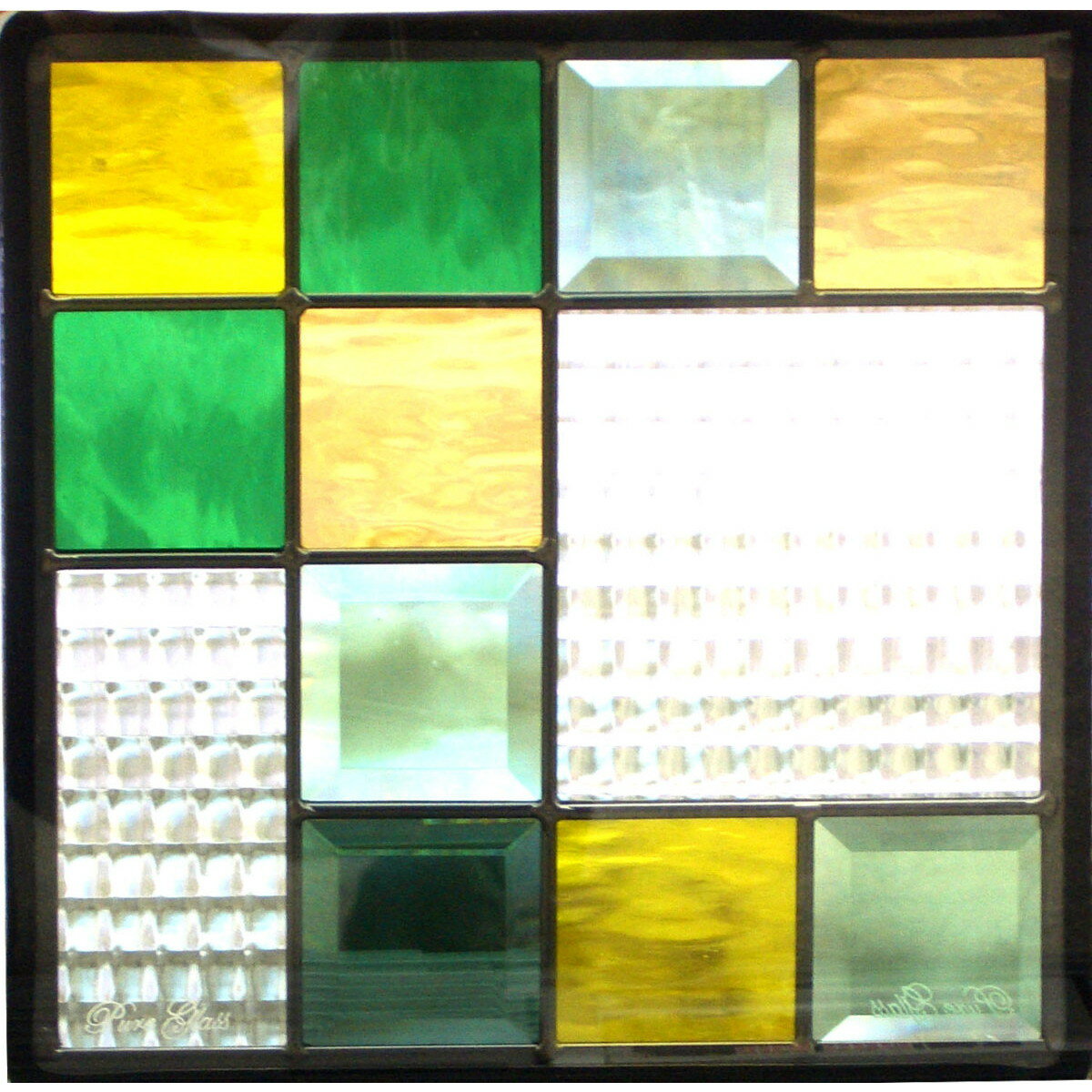 仕様商品名ステンドグラス Eサイズ SH-E04メーカーセブンホーム材質ガラス、亜鉛合金サイズW300×H300×T18mm※サイズ変更も可能です。(別途見積)　小さくされる場合には若干デザインが変わる場合があります。重量&nbsp;ケーム色ブラック備考・ステンドグラスには表面と裏面があります。商品画像の向きが表面で内部の一部のガラスは面取り(角が斜め)されております。表面と裏面では見え方が異なりますので、複数枚取付けられる場合には必ず表面・裏面を揃えて取付けてください。通常は表面を室内側にしてください。・室内での取付には専用木枠のSHF-ZE1(木目)とSHF-XE1(白)があります。(別売り)・屋外での取付には専用ステンレス枠のSHF-WD1(シルバー)と防水アルミ枠加工があります。(別売り・アルミ枠は要見積)・ハンドメイドのため、製造過程で微細な異物(埃や塵など)の混入や微小な傷が付く場合がありますが、これらはハンドメイド商品の持ち味であり、工業製品と違い職人がひとつひとつ手作業で作業した証です。商品としての不良ではありませんので、返品・交換は出来ません。・施工後、日常生活において強化ガラス部分が破損した場合、無料で代替品をお送り致します。保証期間はご購入後2年間です。※施工費などは保証対象外です。・施工後、通常の仕様においてピュアグラス内部にサビや結露が生じた場合、無料で代替品をお送り致します。保証期間はご購入後1年間です。※施工費などは保証対象外です。・運送中に破損した場合は、代替品をお届け致します。保証期間は商品到着後5日以内までのご連絡となります。・商品の色はPCと異なって見える場合があり、またPCによっても異なります。色がイメージと異なるという理由では返品は承りかねますので、予めご了承ください。配達&nbsp;送料沖縄・離島は別途送料がかかります。送料が別途かかる場合にはご注文後に追加致します。発送時期約3〜5日営業日※メーカー在庫欠品の際は、発送時期に遅れが生じますので、予めご了承ください。お急ぎのお客様は、事前にお問い合わせください。&nbsp;ステンドグラス Eサイズ SH-E04の特徴●グリーンとイエローのスクエアがリズムよく配置され、楽しげな雰囲気を作り出しています。エクステリアとして人気の一枚です。●EサイズはDサイズよりも大きな面積でガラスの表情を楽しめます。