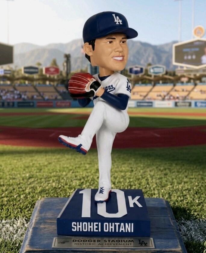 2026年7月8日（日本時間7月9日）のロッキーズ戦にて、ドジャーススタジアムで来場者限定配布された大谷翔平選手の「Greatest Game」シリーズのボブルヘッド（首振り人形）です。 【商品の特徴】 ・大谷翔平選手が「3本塁打・10奪三振」という歴史的パフォーマンスを魅せた、2025年10月17日のNLCS第4戦を記念した特別限定モデル（2 of 2）です。 ・今回のPart 2は、大谷選手の迫力ある「投球シーン（投手版）」をリアルに再現したフィギュアとなっています。 ・外箱には、当日の伝説的な試合記録（投打の成績や詳細なプレー内容）がデザインされており、箱ごと飾っても非常に見栄えのするコレクターズアイテムです。 【商品の状態】 ・新品、未開封品です。 ・球場での手渡し配布品（非売品）のため、製造工程上の個体差（塗装ムラ、細かなスレ、インクの仕上がりなど）や、外箱への細かなキズ・凹みがある場合がございます。スタジアム配布品の特性をご理解の上、あらかじめご了承ください。
