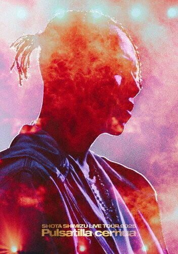 喜怒哀楽が全て詰め込まれた清水翔太の最新ライブ映像！ 今年6月にリリースした11枚目アルバム『Pulsatilla cernua』（読：プルサティラ・セルヌア）を引っ提げて回った全国ツアーのファイナル・大阪城ホールのライブ映像。 多幸感に包まれた2時間のライブを余すことなく全編収録。 昨年初披露した大阪・母校のスクール生に制作した楽曲「PUZZLE」は自身史上最速でのストリーミング1億回再生突破し、Music Videoも最速での1,000万再生を突破！ 収録タイトル： OPENING Bad Karma ーーーーMEDLEY---- Friday Good Life FIRE Fallin ーーーーーーーーーーーーーーーーーー Syrup ひこうき雲 KAGEROU 恋唄 Interlude 踊り続けよう SIck of u ないものねだり PUZZLE 今夜はブギー・バック tomato DON'T FORGET MY NAME Cherish マダオワラナイ HOME シンガーソングライターの唄 ※予告なく変更になる場合がございます。あらかじめご了承下さい。 ★初回仕様/特典 ●ランダム直筆サイン入り ポストカード1種（全5種）封入